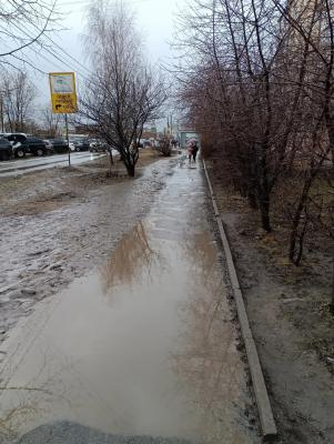 Жители Кального пожаловались на залитый грязью тротуар